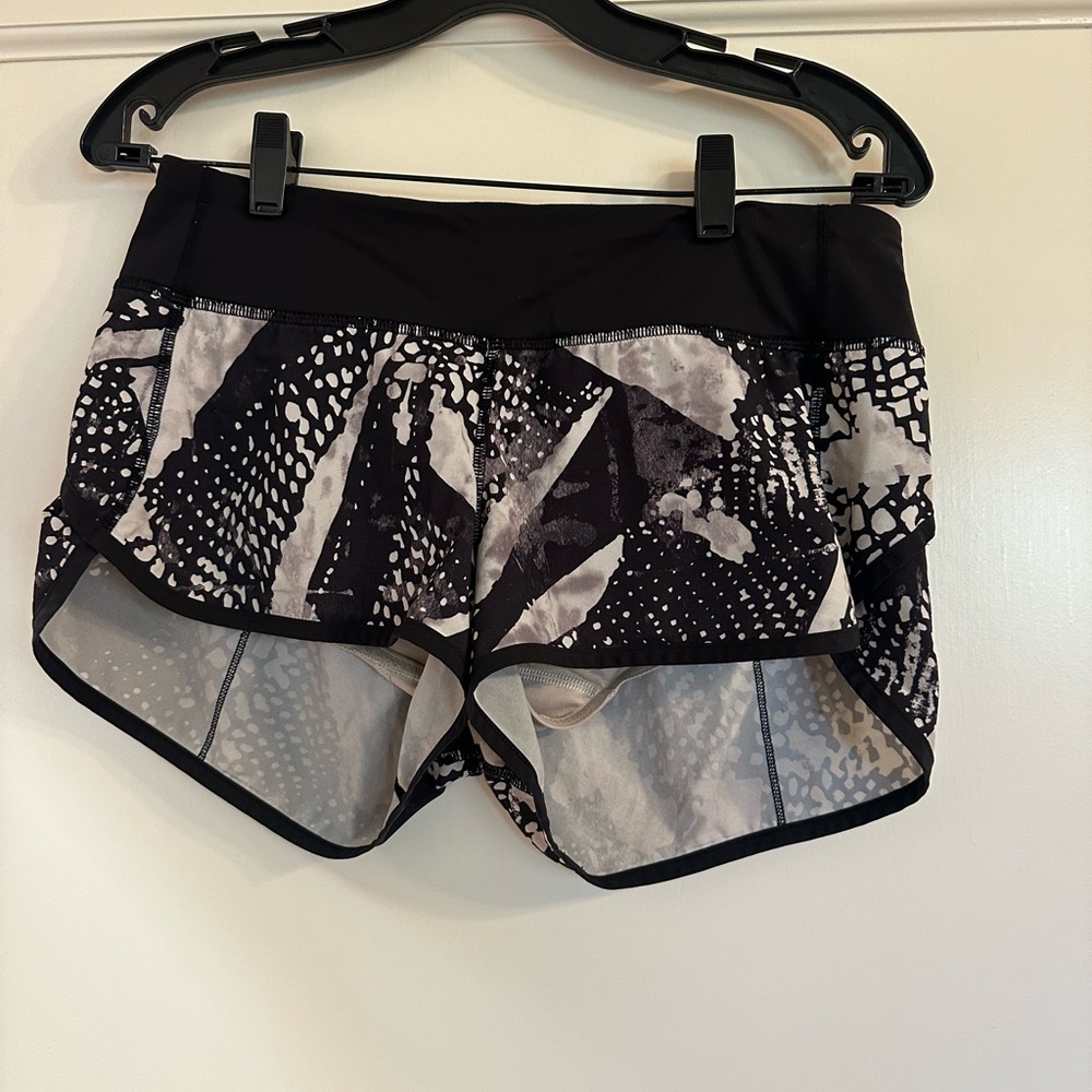 LULULEMON Black and Gray Patterned Lululemon Shorts Size 6